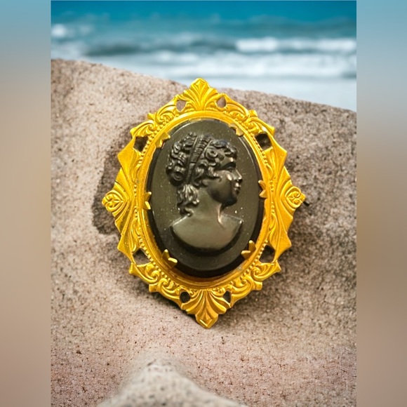 Vintage 1950s GP Resin Cameo ornate brooch - Picture 5 of 5